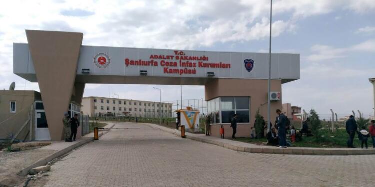 Görüşe giden ailelere çıplak arama