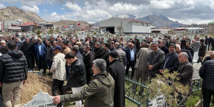 Yazar Sungur toprağa verildi
