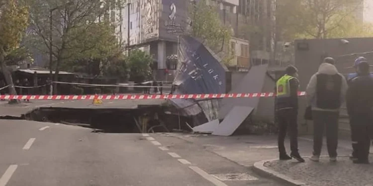 Sarıyer’de yol çöktü: Cadde trafiğe kapatıldı