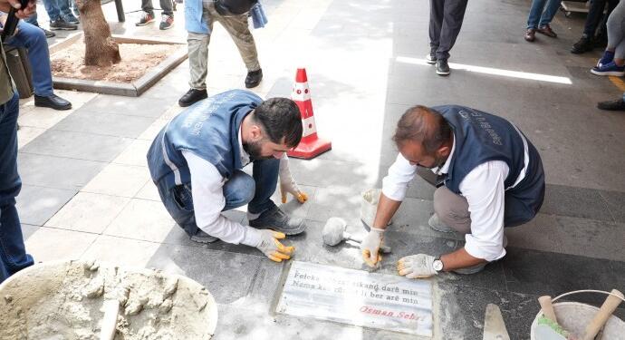 Kürt şairlerinin beyitleri kaldırım taşlarına işlendi