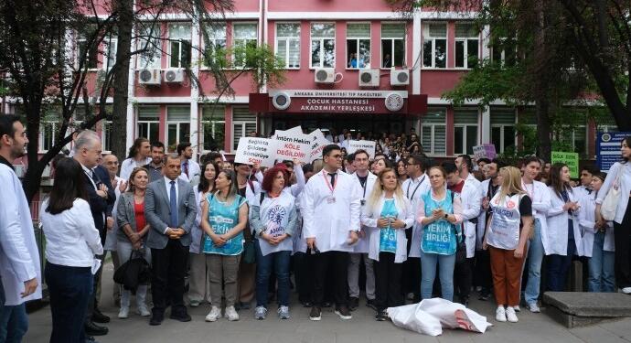 Hekime şiddet protesto edildi: Kabul edilemez
