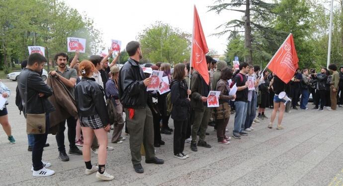 ‘Aile yılı’ sempozyumunu protesto eden öğrencilere güvenlik saldırdı