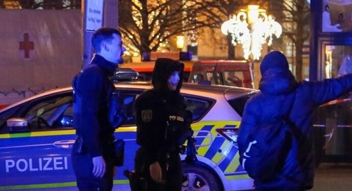 Almanya’da araç kalabalığın arasına girdi: 11 yaralı