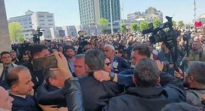 AKM çıkışı Özgür Özel’e saldırı