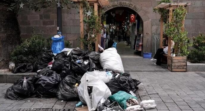 İşçilerin grevi 2’nci gününde: Belediye hizmetleri durdu