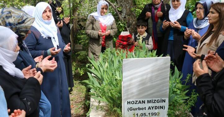 Hozan Mizgîn mezarı başında anıldı