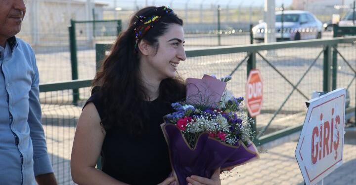 Gazeteci Değer’e cezaevi kapısında iddianame