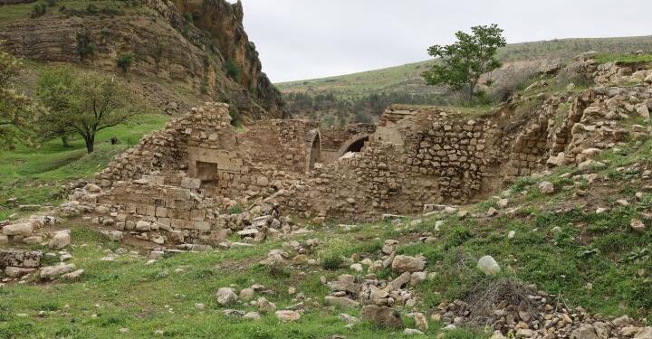 Hoyrat Vadisi’nde tarihi yapılar kaderine terk edildi