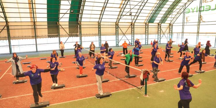 Sabah sporu yapan kadınlara eşbaşkanlardan ziyaret