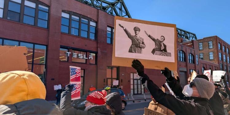 Protestolar sonuç verdi: Elon Musk gitti