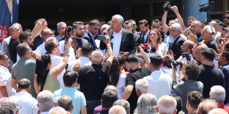 CHP’den belediye önünde gözaltı protestosu