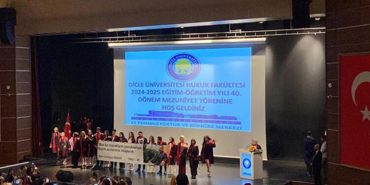 Öğrenciler mezuniyet töreninde Sırrı Süreyya Önder’i andı