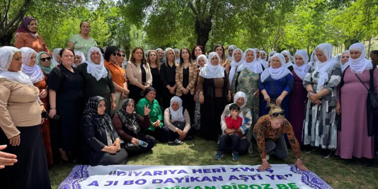 Anneler ‘tülbentler’ ve ‘zılgıtlarla’ mücadele mesajı verdi