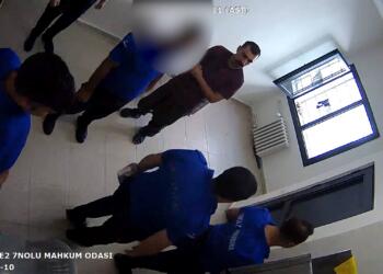 Tek eliyle koğuş kamerasına karşı direniyor