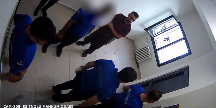 Tek eliyle koğuş kamerasına karşı direniyor