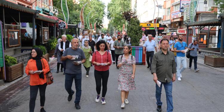 Şiyar Be Platformu Amed’de broşür dağıttı