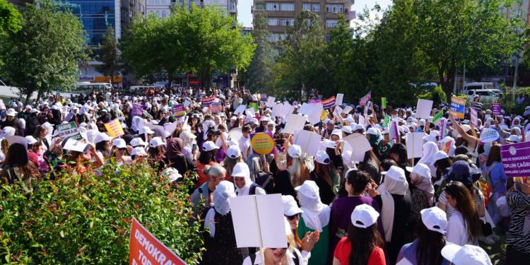 Kadınlar ‘demokratik çözüm’ yürüyüşü için toplandı