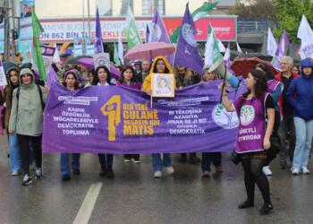 Yüz binler demokrasi ve barışı savunmak için alanlara çıktı