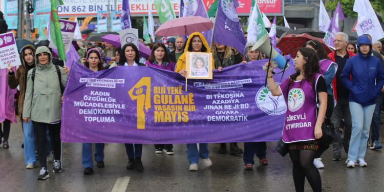 Yüz binler demokrasi ve barışı savunmak için alanlara çıktı