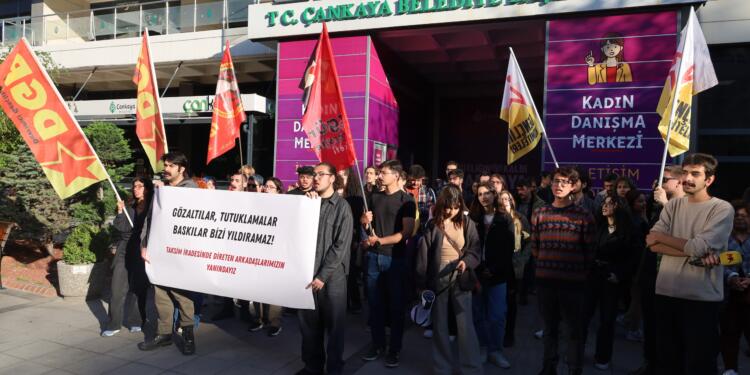 Ankara’da gençler gözaltıları protesto etti