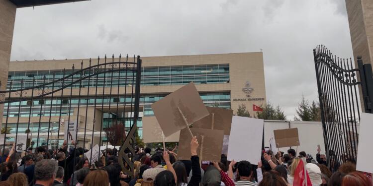 AYM’ye yürümek isteyen hayvan hakları savunucularını polis engelledi