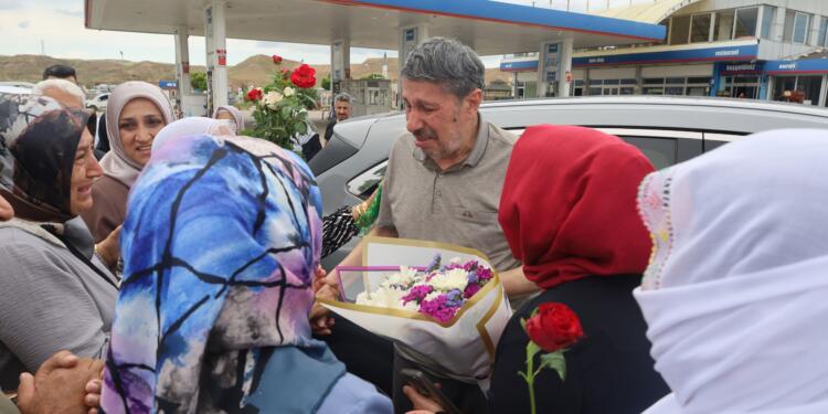 30 yıllık tutsaklığın ardından çiçeklerle karşılandı