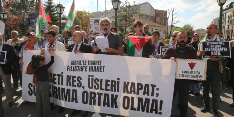 Filistinli doktor: İsrail’e akan petrolü kesin