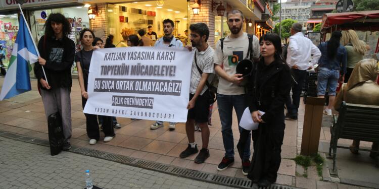 Açlık grevindeki hayvan severler:  Kısırlaştır aşılat yerinde yaşat