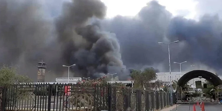 İsrail, Sana Havalimanı’nı bombaladı