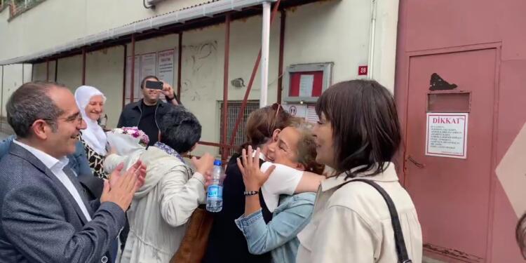 DEM Partili Sevtap Akdağ çiçeklerle karşılandı