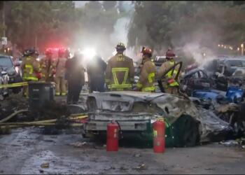 ABD’de uçak düştü: 15 evde yangın