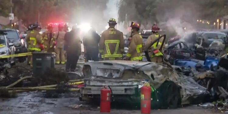 ABD’de uçak düştü: 15 evde yangın