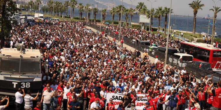 Binlerce işçi Gündoğdu Meydanı’na yürüdü