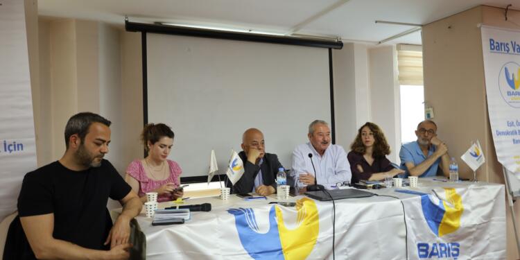 ‘Barışa Ses Ver’ paneli: Öcalan’ın özgür koşullarda çalışması şart