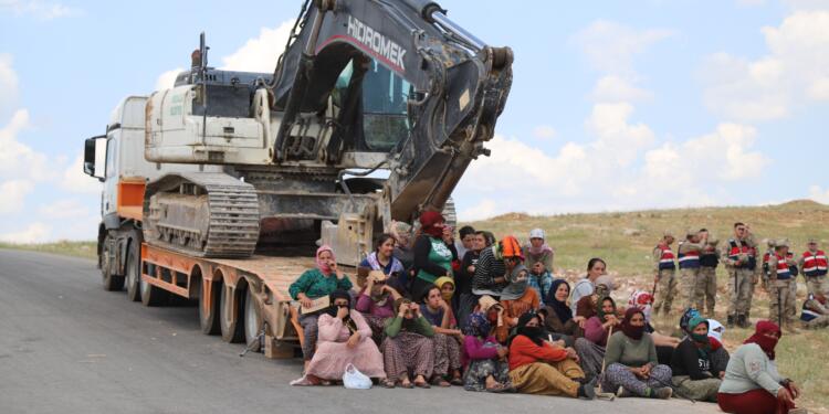 Mêrdîn’de köylüler direndi, kepçeler çekildi