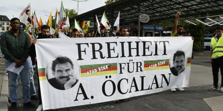 Gençler Almanya’da Abdullah Öcalan için yürüdü