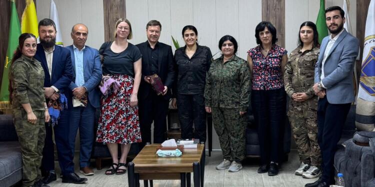 Avrupalı heyet, QSD ve YPJ komutanları ile görüştü