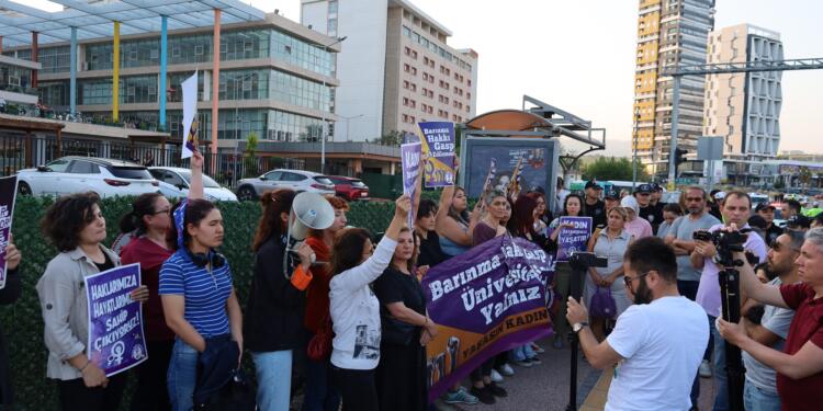 Mersin’de öğrencilerin yurttan uzaklaştırılması protesto edildi