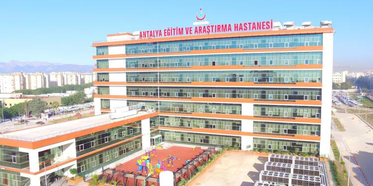 Siyasilerin yanındaki adli tutuklu yangın çıkardı