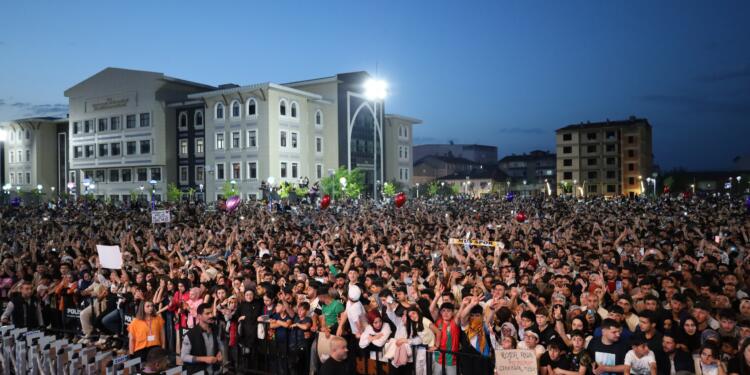 Mûş’ta binlerin katılımıyla halk konseri