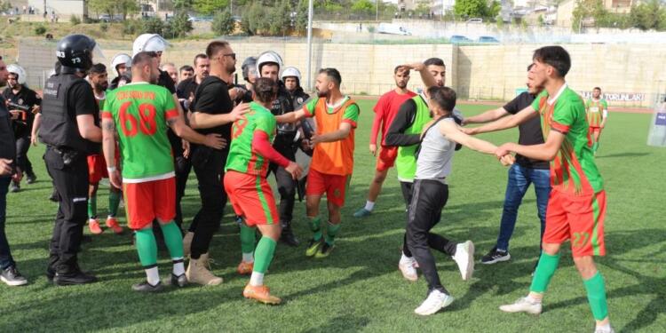 Futbolcuya kafa atan polis hakkında soruşturma başlatıldı