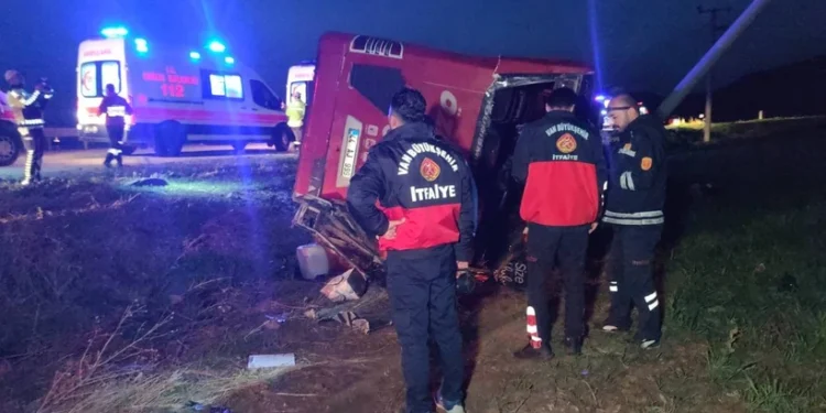 Wan’da yolcu otobüsü devrildi: 28 yaralı