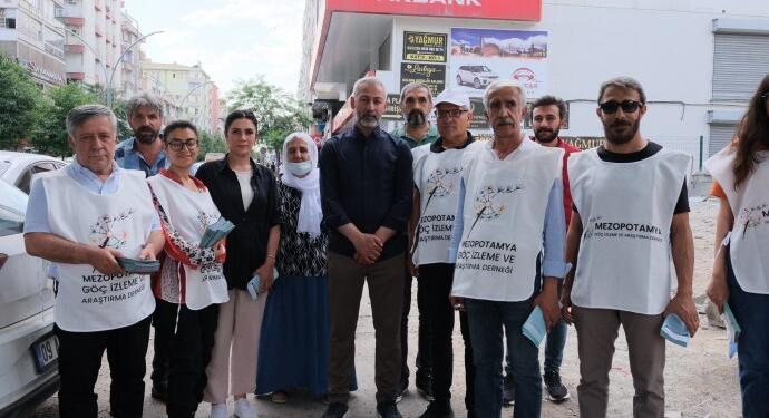 ‘Köye dönüş haktır engeller kaldırılsın’ broşürleri dağıtıldı