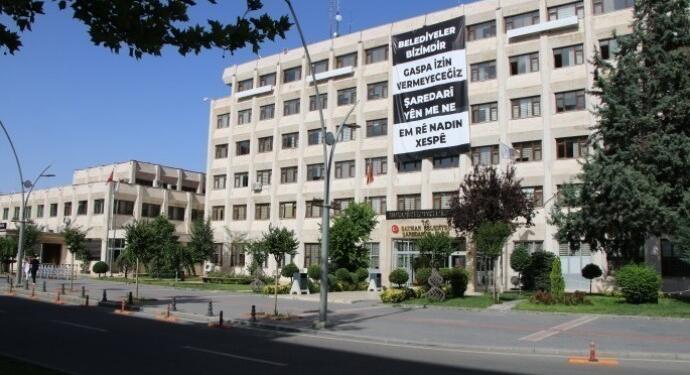 Müdürü şikayet etti; tuvalet temizlemede görevlendirildi!