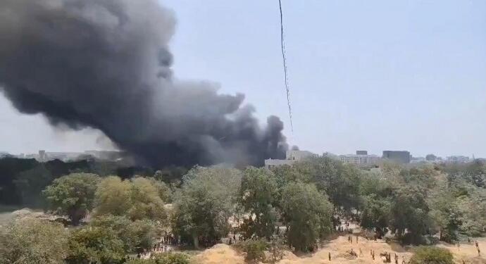 Hindistan’da yolcu uçağı yerleşim yerine düştü