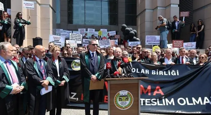 Savunmaya baskıyı protesto eden avukatların yürüyüşüne engellendi