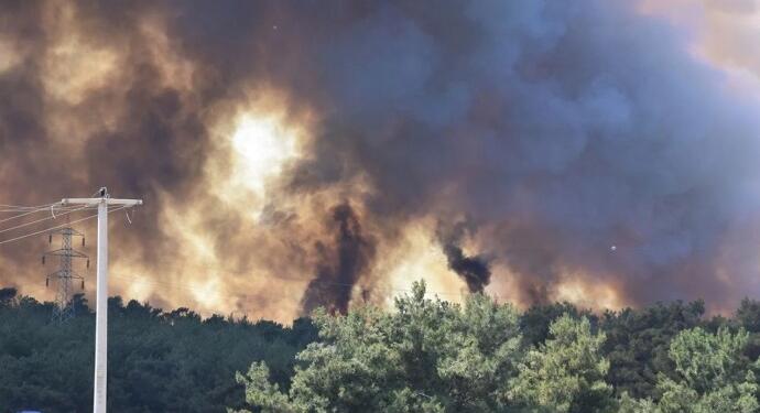 Bornova yangını yayıldı: Bir mahalle tahliye edildi