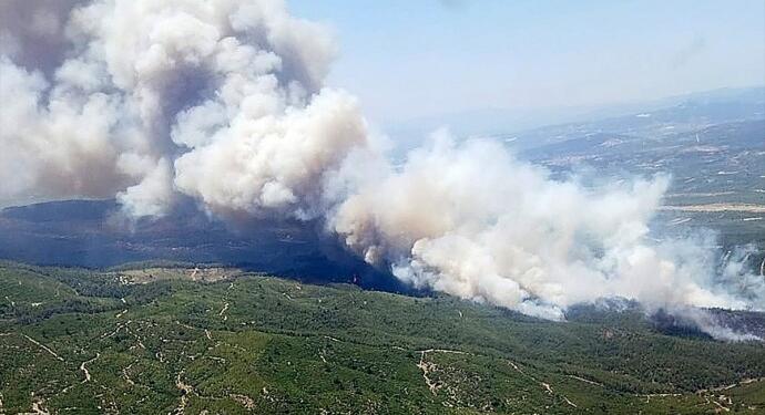 Balıkesir ve Manisa’da başlayan yangınlar sürüyor
