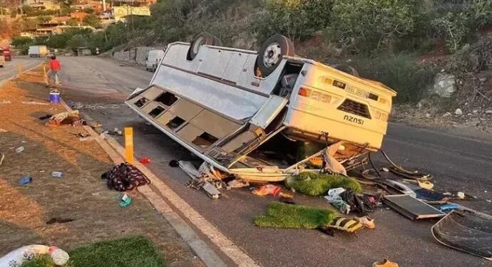 Tarım işçilerini taşıyan minibüs devrildi: 25 yaralı