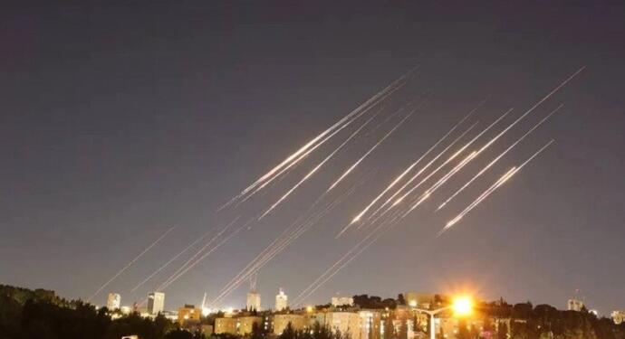 Tahran İsrail’e iki füze saldırısı düzenledi